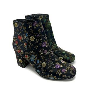 Jacquard Floral Black Heeled Booties Size 6 NWT